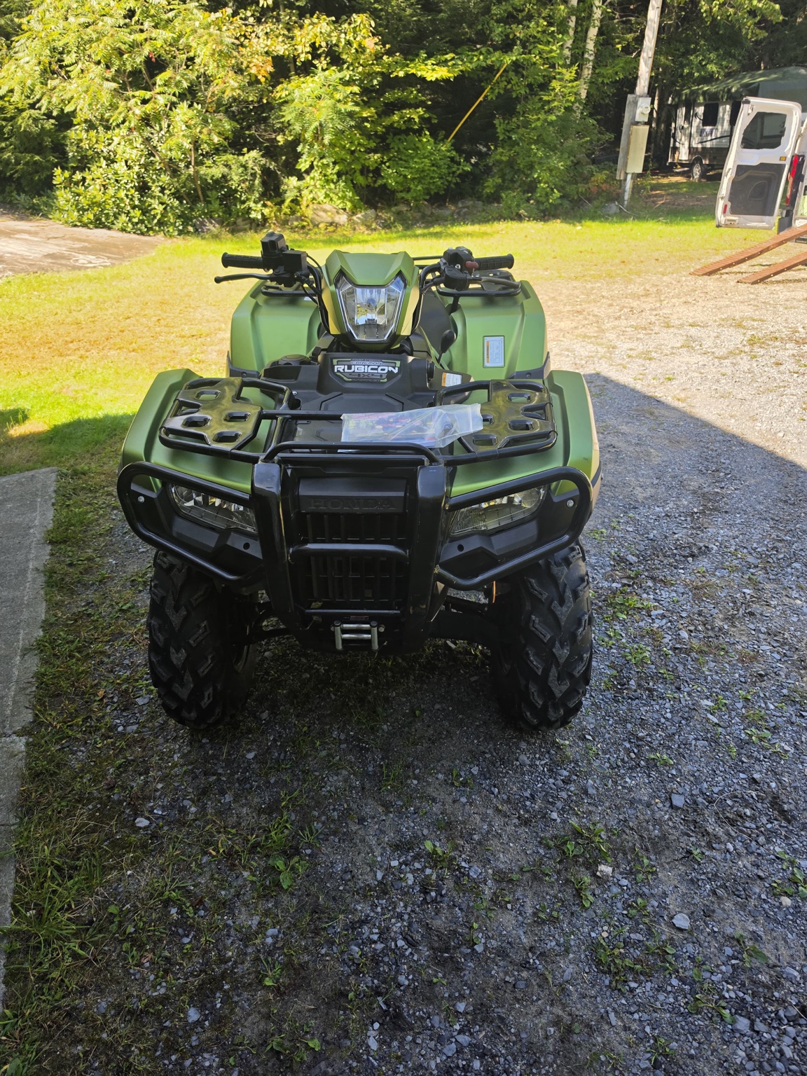 Front view of the 2020 Honda Foreman Rubicon Deluxe